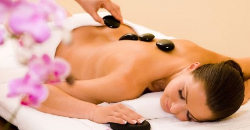 Hot Stone massage, il massaggio con pietre calde: caratteristiche e benefici 